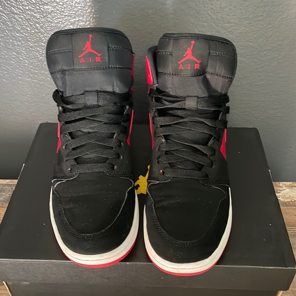 Nike Air Jordan 1 Retro High BG 'Red Black'  705300-605  Youth Size 6